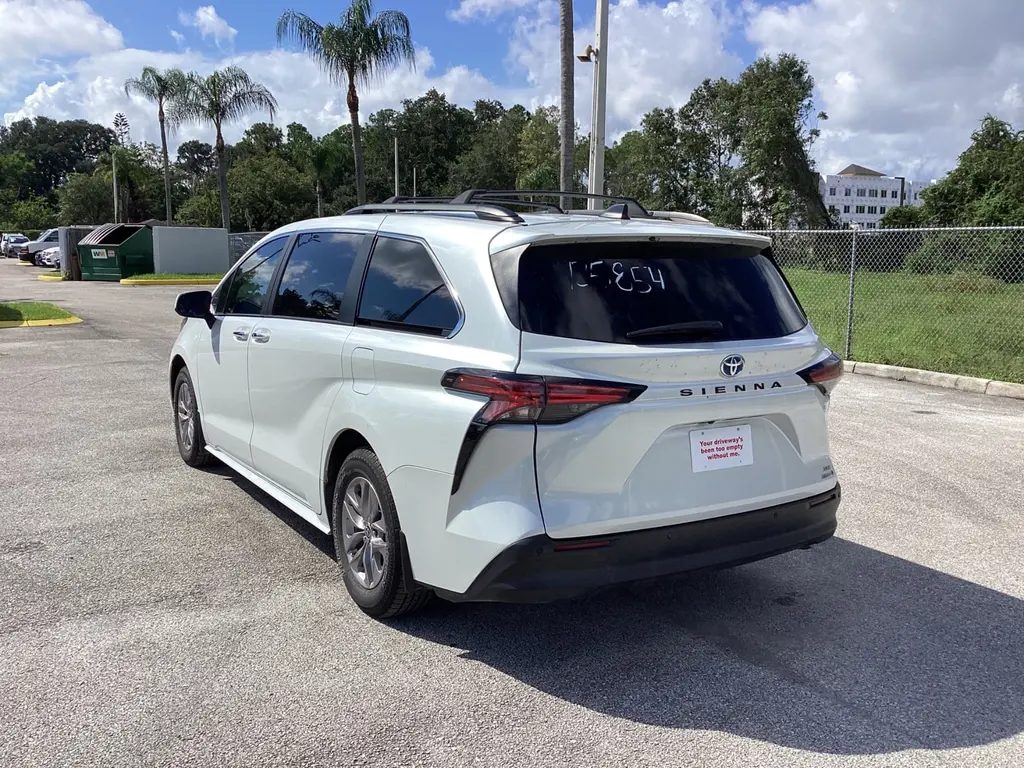 2022 TOYOTA SIENNA XLE photo 7