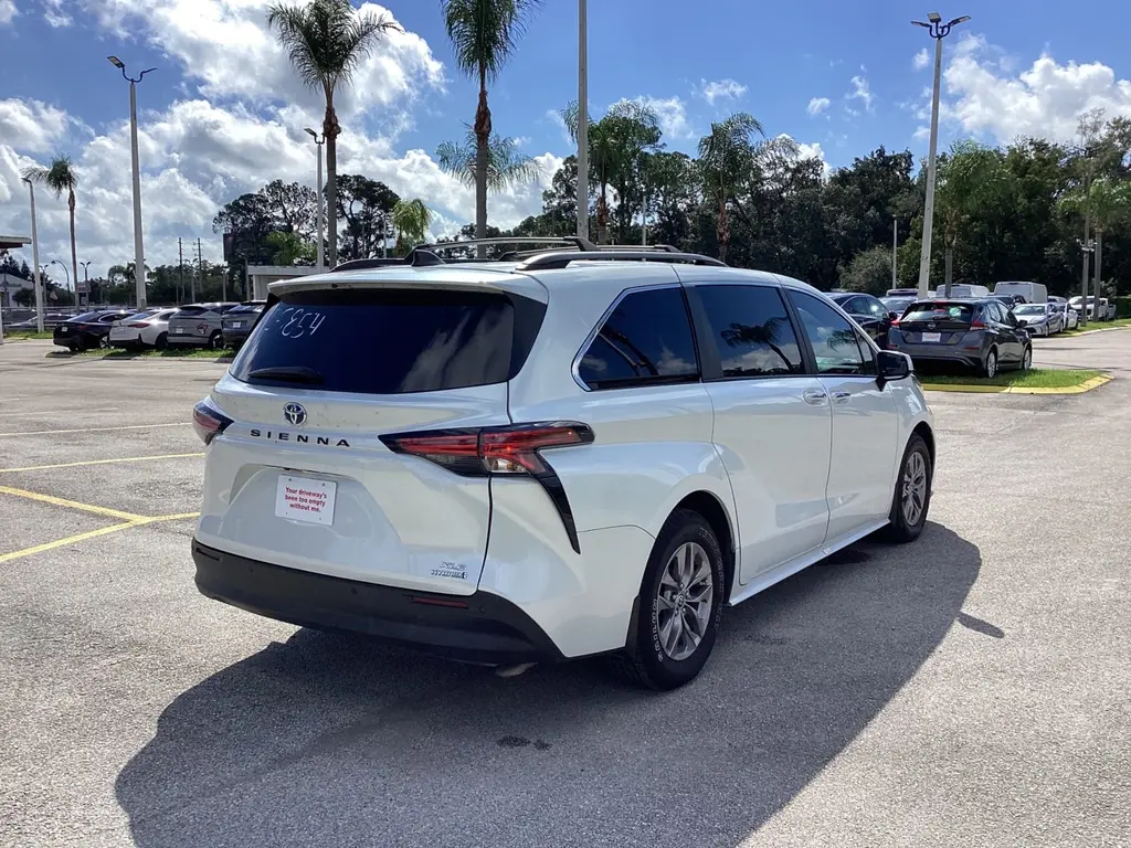 2022 TOYOTA SIENNA XLE photo 9