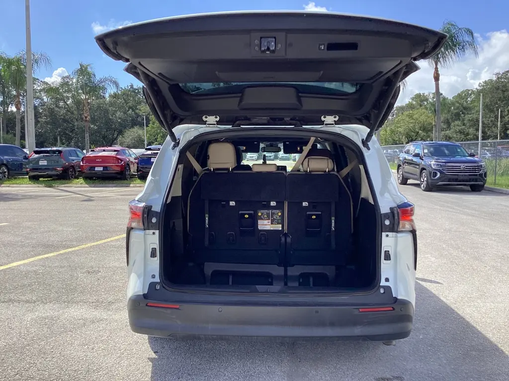 2022 TOYOTA SIENNA XLE photo 10