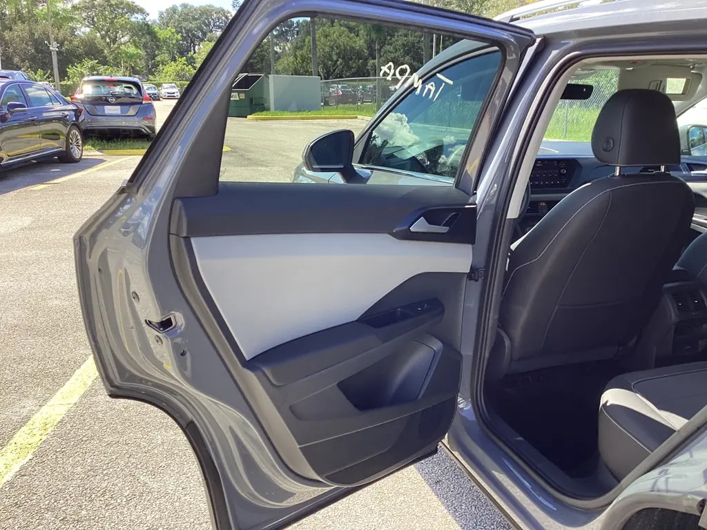 2023 VOLKSWAGEN TAOS SE photo 10