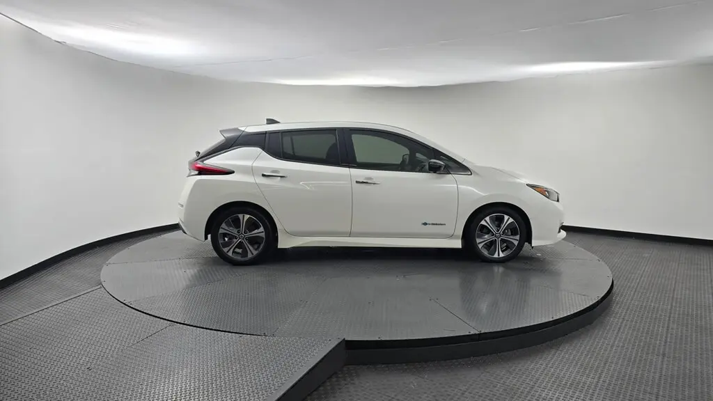 2019 NISSAN LEAF SL photo 8