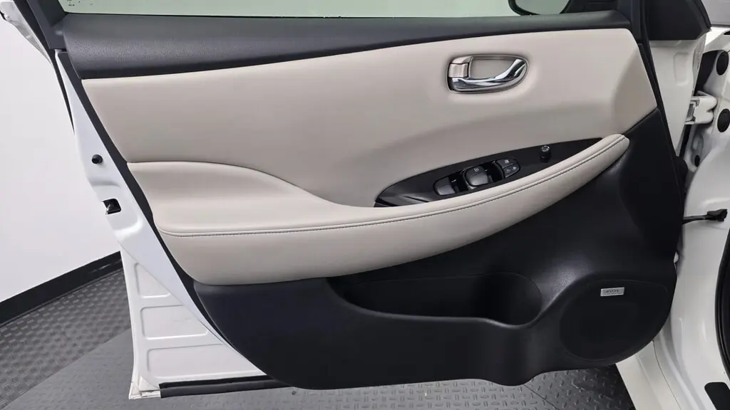 2019 NISSAN LEAF SL photo 12