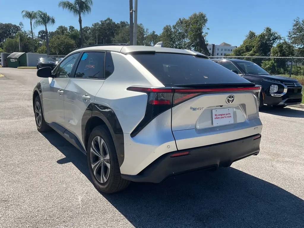 2023 TOYOTA BZ4X XLE photo 3