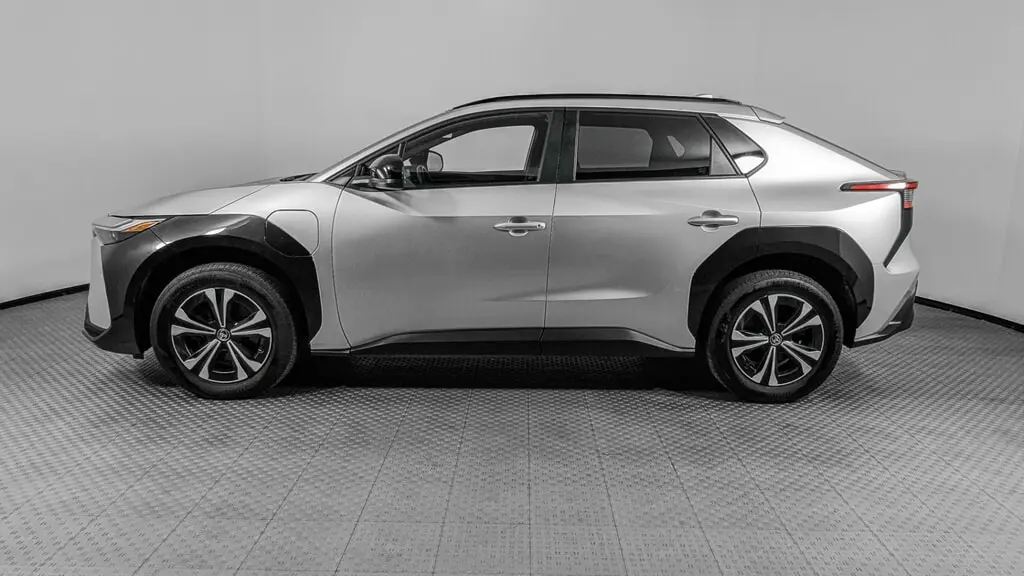 2023 TOYOTA BZ4X XLE photo 2
