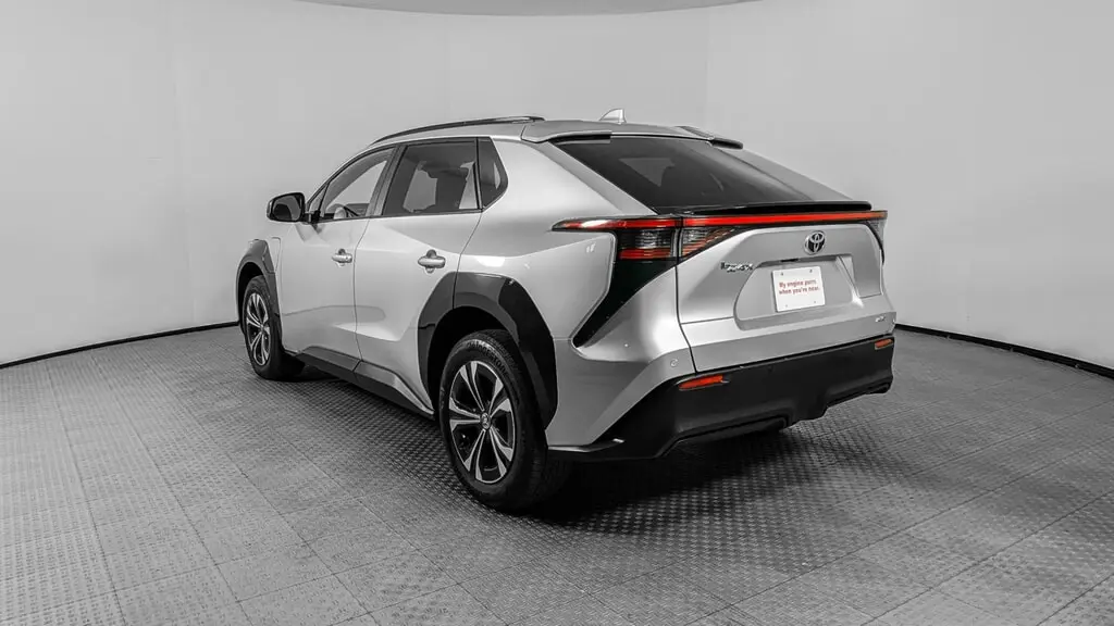 2023 TOYOTA BZ4X XLE photo 5