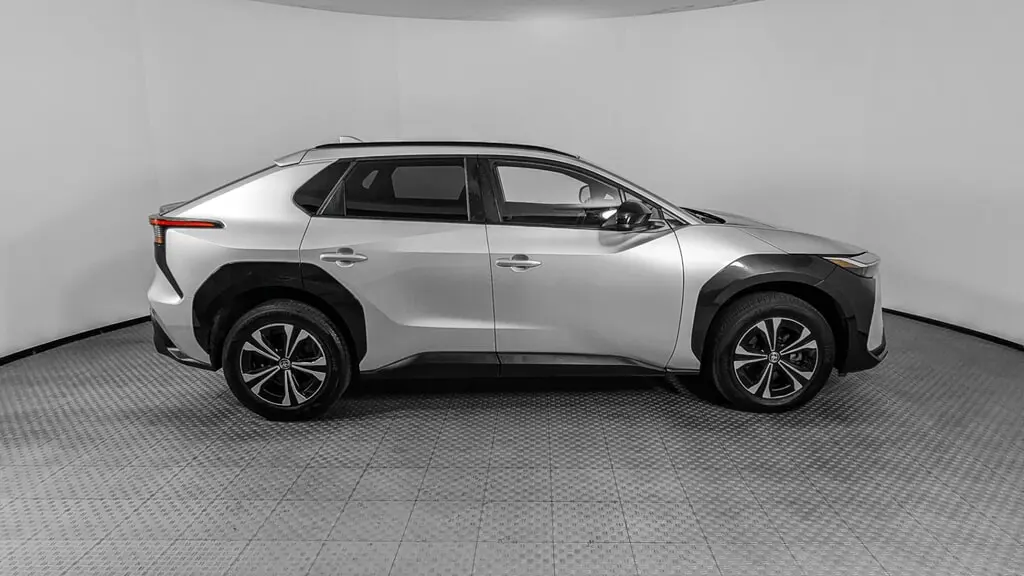 2023 TOYOTA BZ4X XLE photo 8