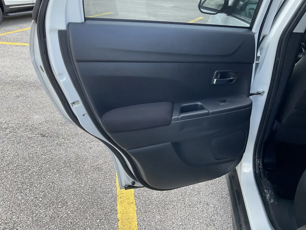 2021 MITSUBISHI OUTLANDER SPORT ES photo 13