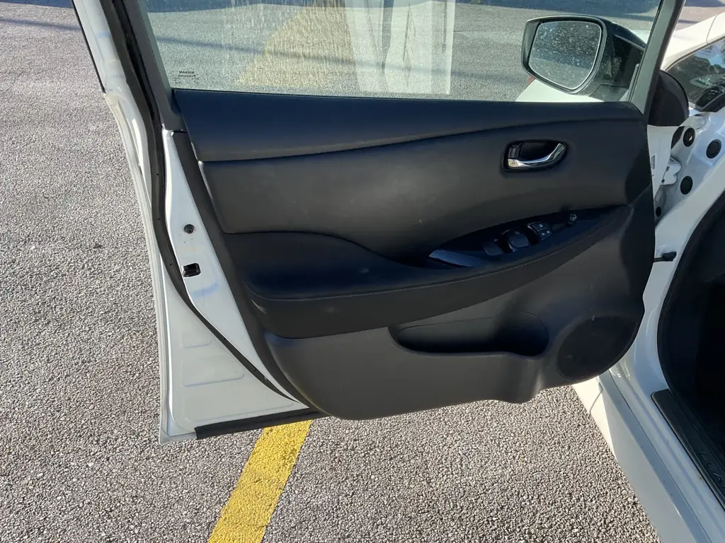 2023 NISSAN LEAF SV PLUS photo 11