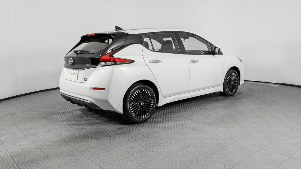 2023 NISSAN LEAF SV PLUS photo 8