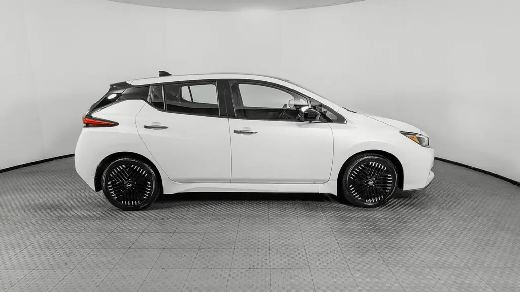 2023 NISSAN LEAF SV PLUS photo 10