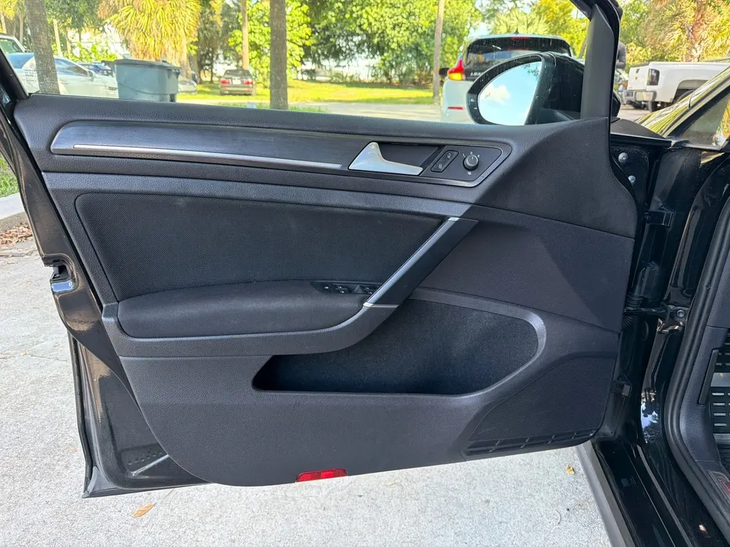 2019 VOLKSWAGEN GOLF GTI S photo 13