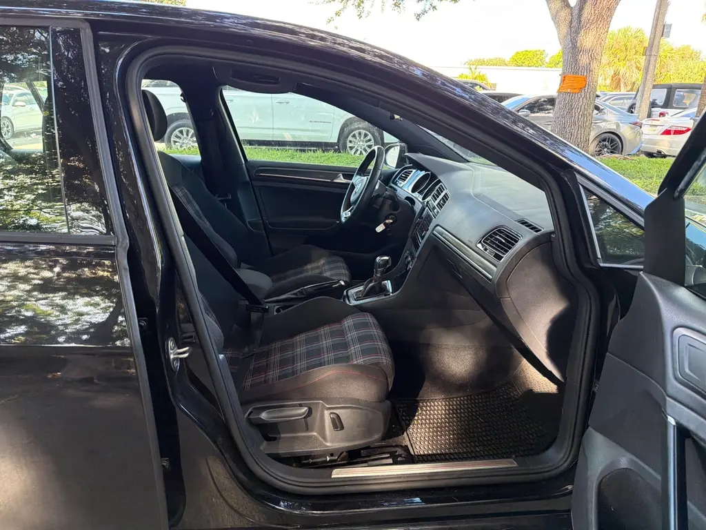 2019 VOLKSWAGEN GOLF GTI S photo 18