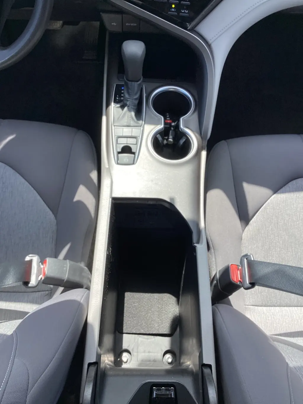 2022 TOYOTA CAMRY HYBRID LE photo 17