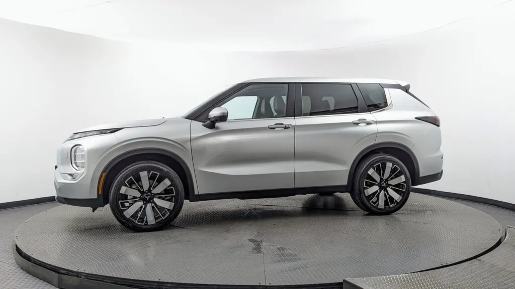 2026 MITSUBISHI OUTLANDER SE photo 2