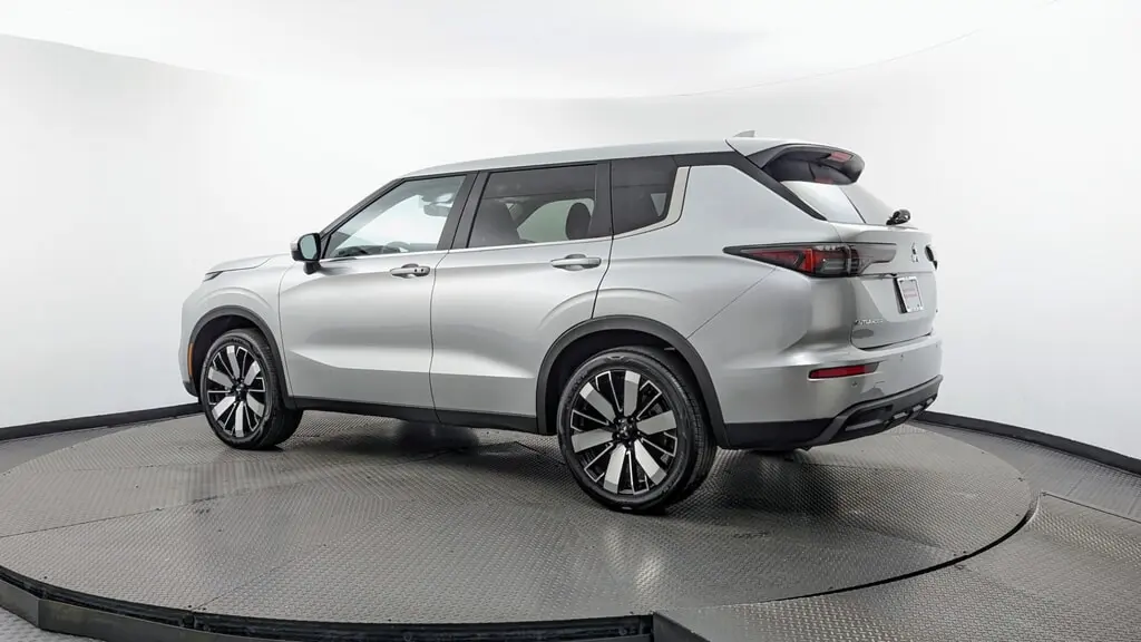 2026 MITSUBISHI OUTLANDER SE photo 5