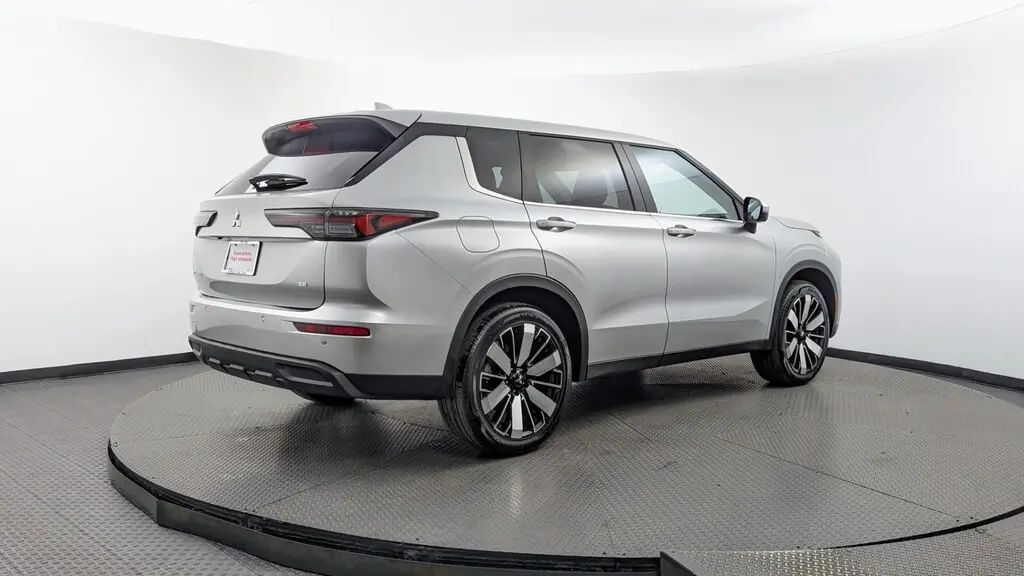 2026 MITSUBISHI OUTLANDER SE photo 7