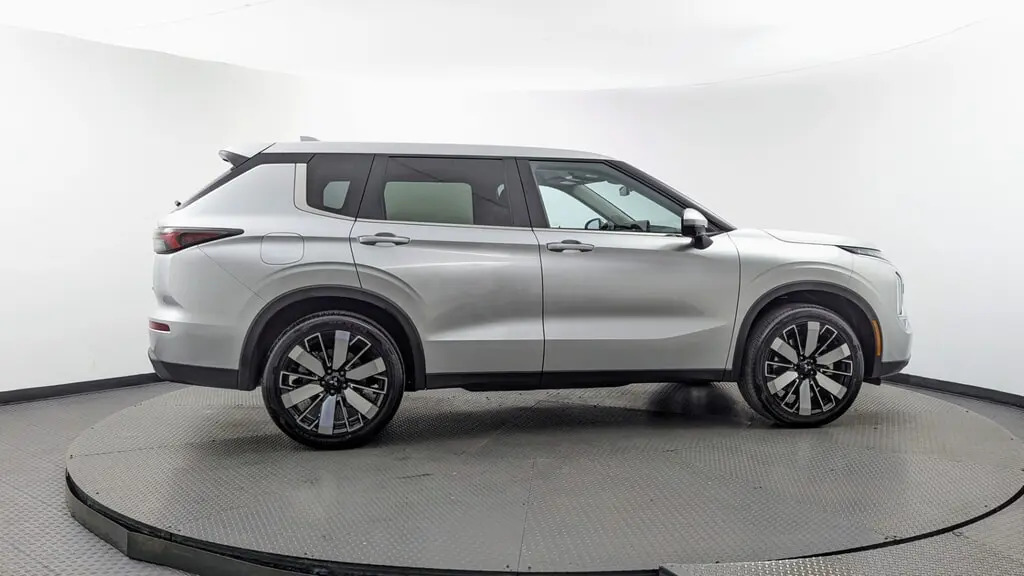 2026 MITSUBISHI OUTLANDER SE photo 8