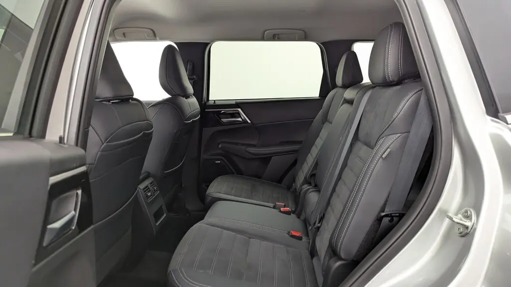 2026 MITSUBISHI OUTLANDER SE photo 16
