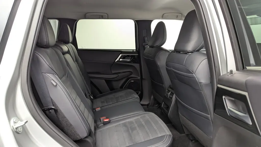 2026 MITSUBISHI OUTLANDER SE photo 18