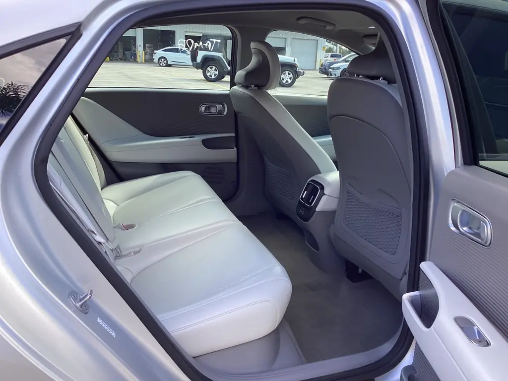 2023 HYUNDAI IONIQ 6 SEL photo 18