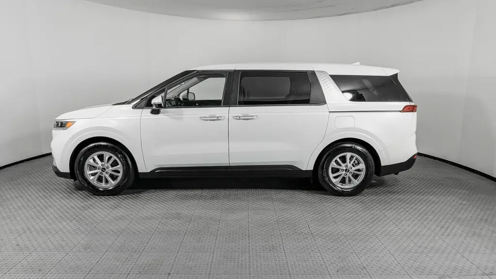 2024 KIA CARNIVAL LX photo 2