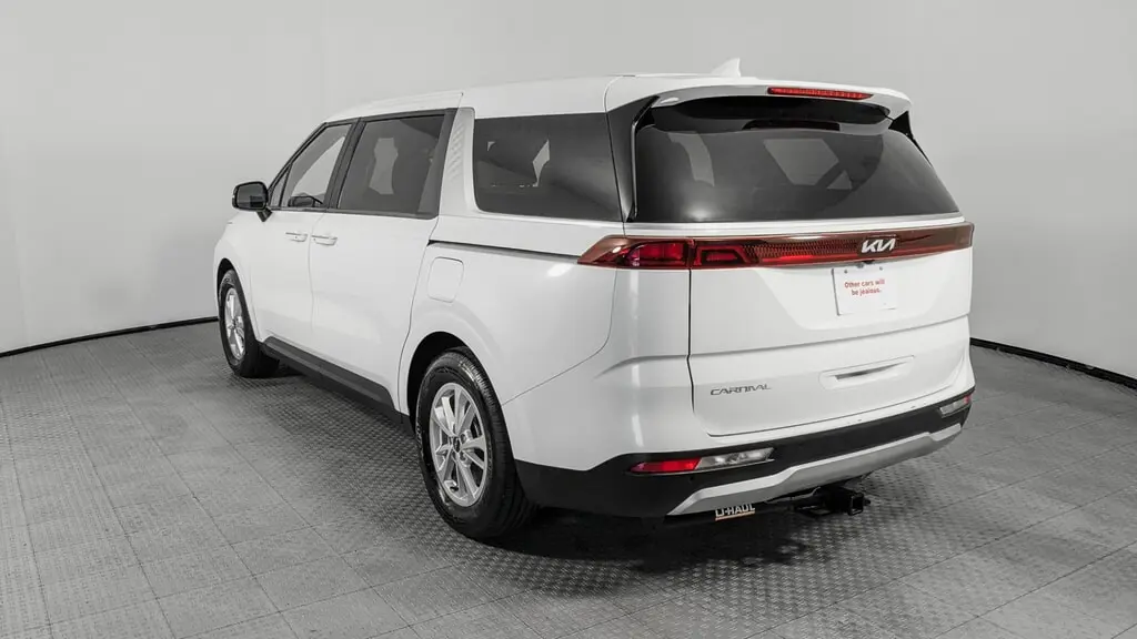 2024 KIA CARNIVAL LX photo 5