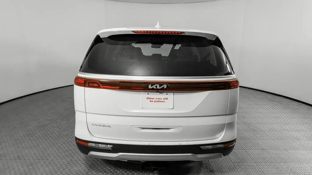 2024 KIA CARNIVAL LX photo 6