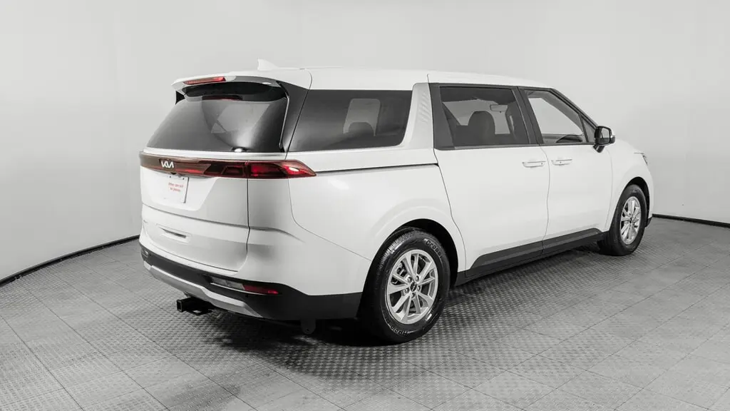 2024 KIA CARNIVAL LX photo 7