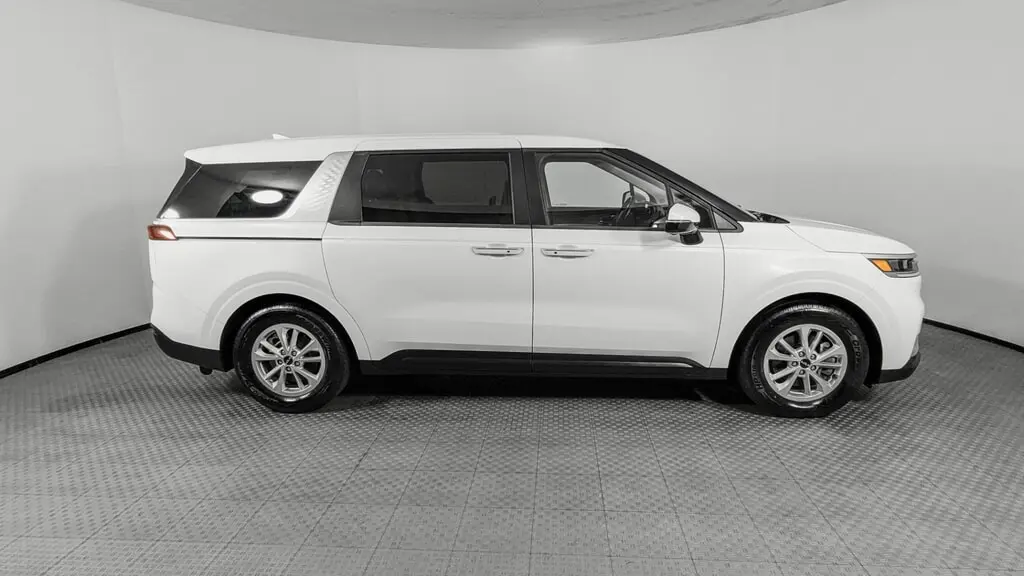 2024 KIA CARNIVAL LX photo 8