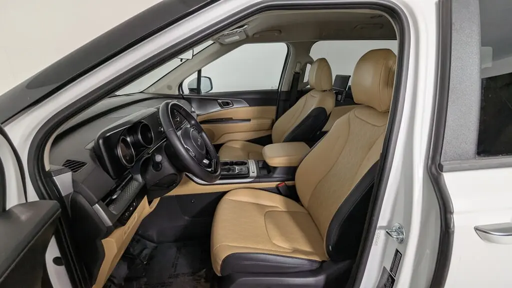 2024 KIA CARNIVAL LX photo 13