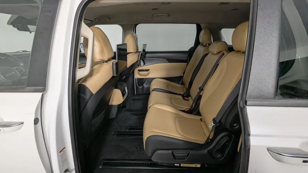 2024 KIA CARNIVAL LX photo 15