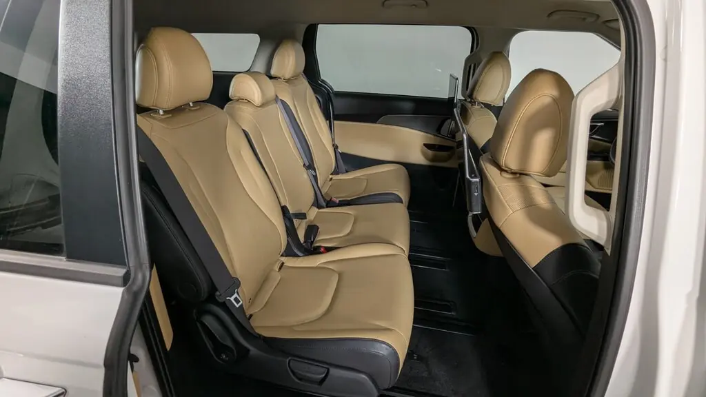 2024 KIA CARNIVAL LX photo 18