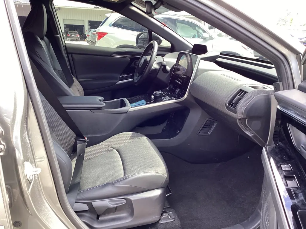 2023 TOYOTA BZ4X XLE photo 17