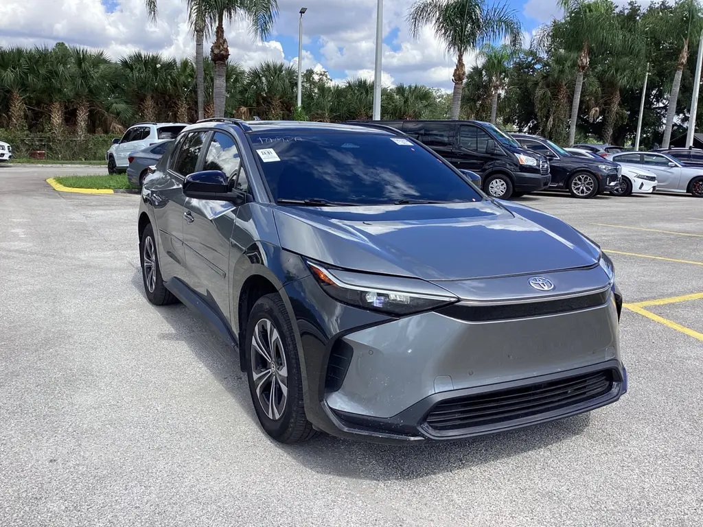 2023 TOYOTA BZ4X XLE photo 3