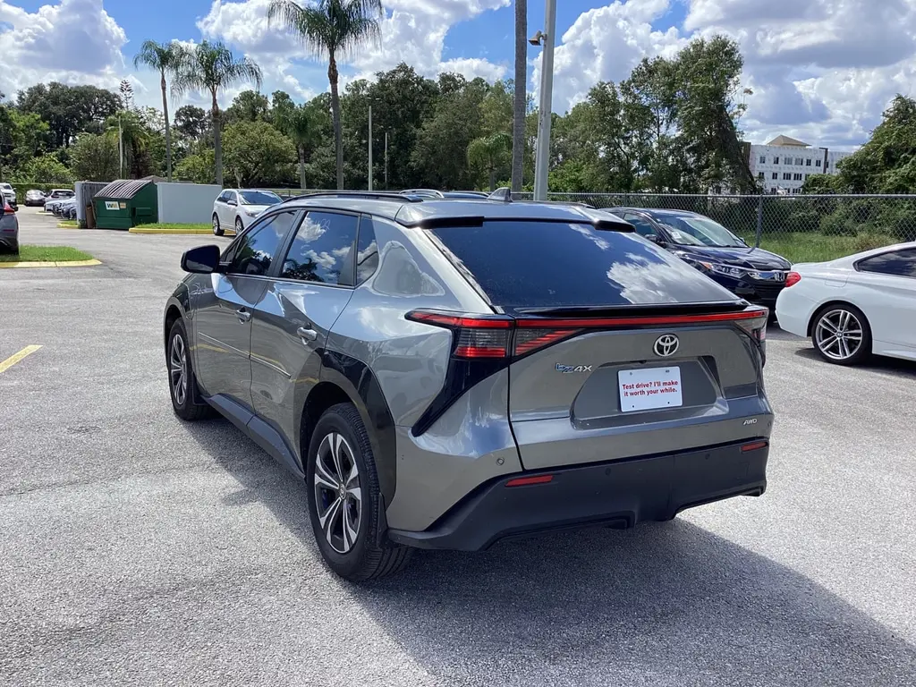 2023 TOYOTA BZ4X XLE photo 7