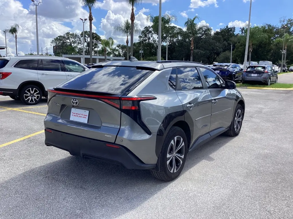 2023 TOYOTA BZ4X XLE photo 9