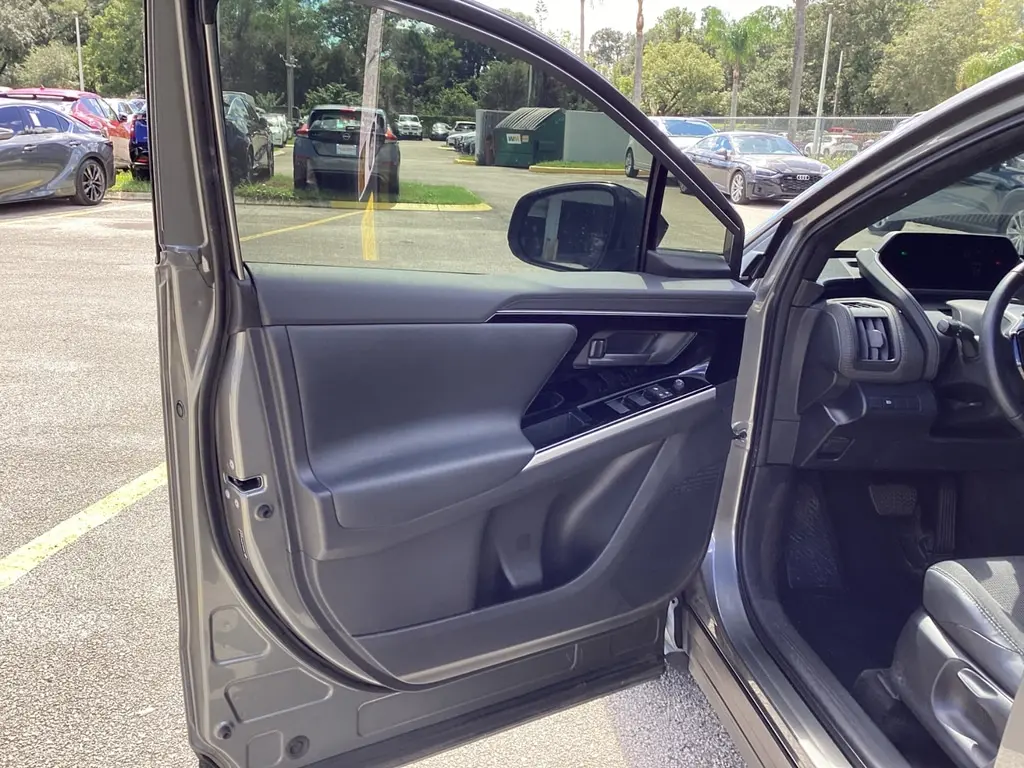 2023 TOYOTA BZ4X XLE photo 13
