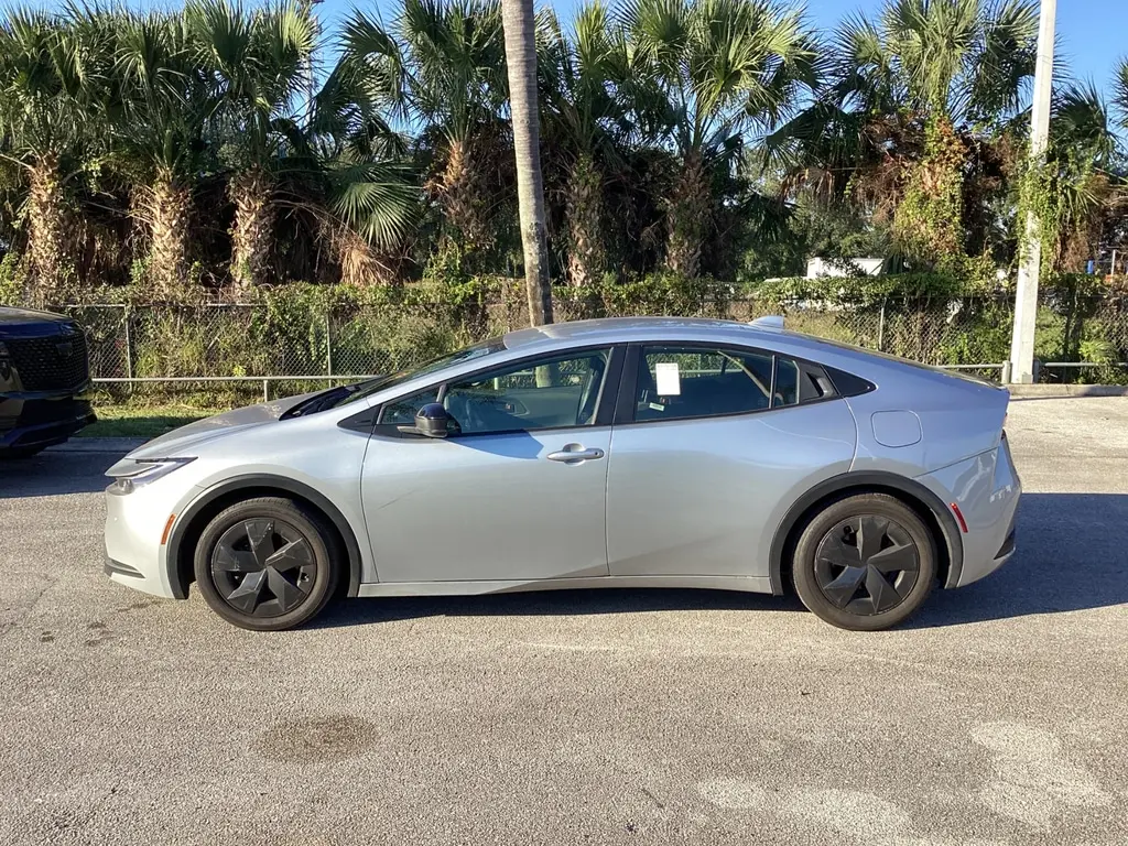 2023 TOYOTA PRIUS LE photo 3