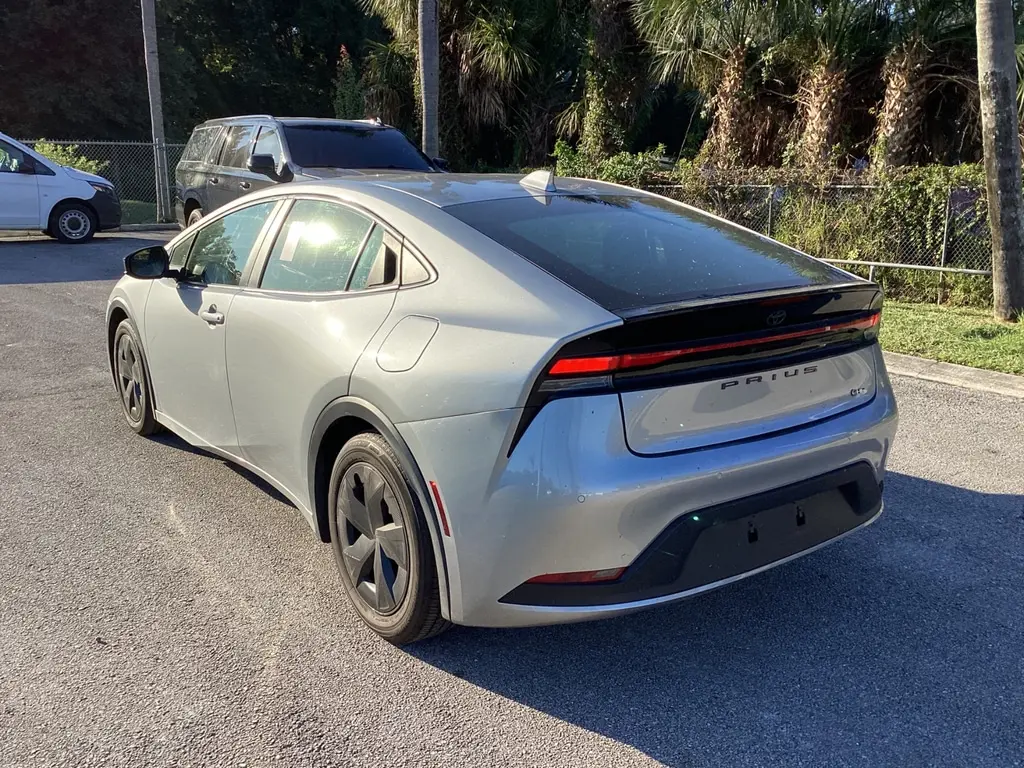 2023 TOYOTA PRIUS LE photo 4