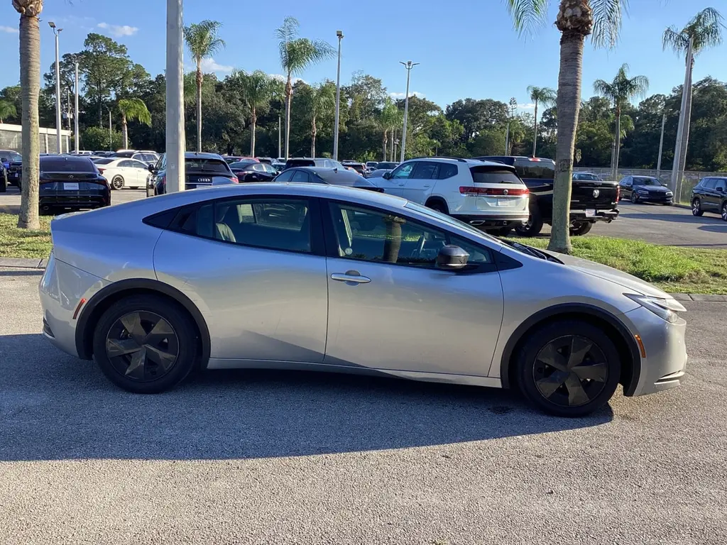 2023 TOYOTA PRIUS LE photo 7