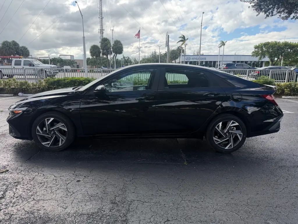 2025 HYUNDAI ELANTRA SEL SPORT photo 2