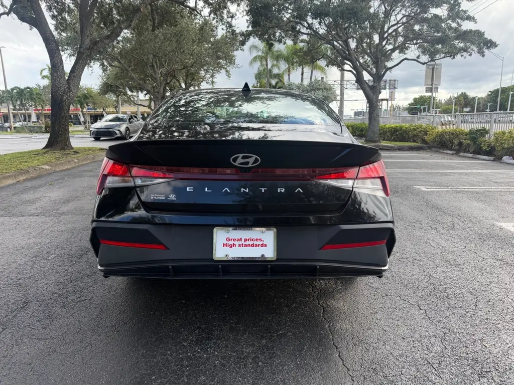 2025 HYUNDAI ELANTRA SEL SPORT photo 5