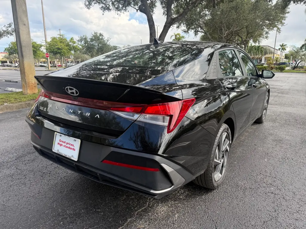 2025 HYUNDAI ELANTRA SEL SPORT photo 6