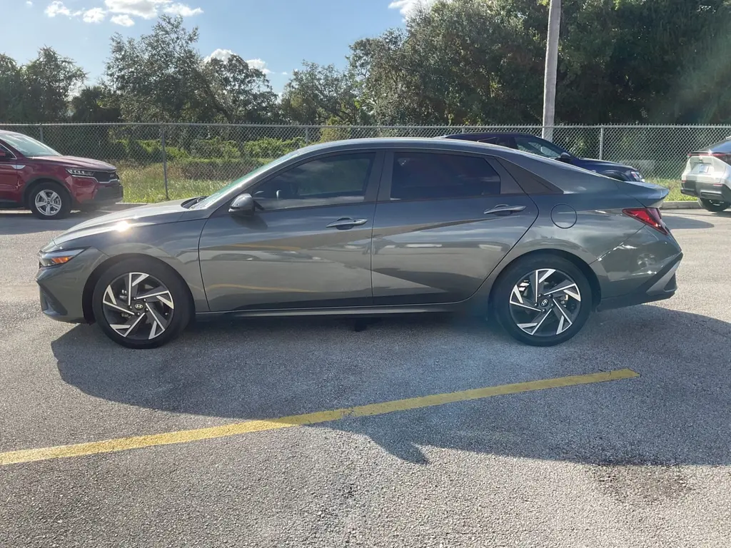 2025 HYUNDAI ELANTRA SEL SPORT photo 2