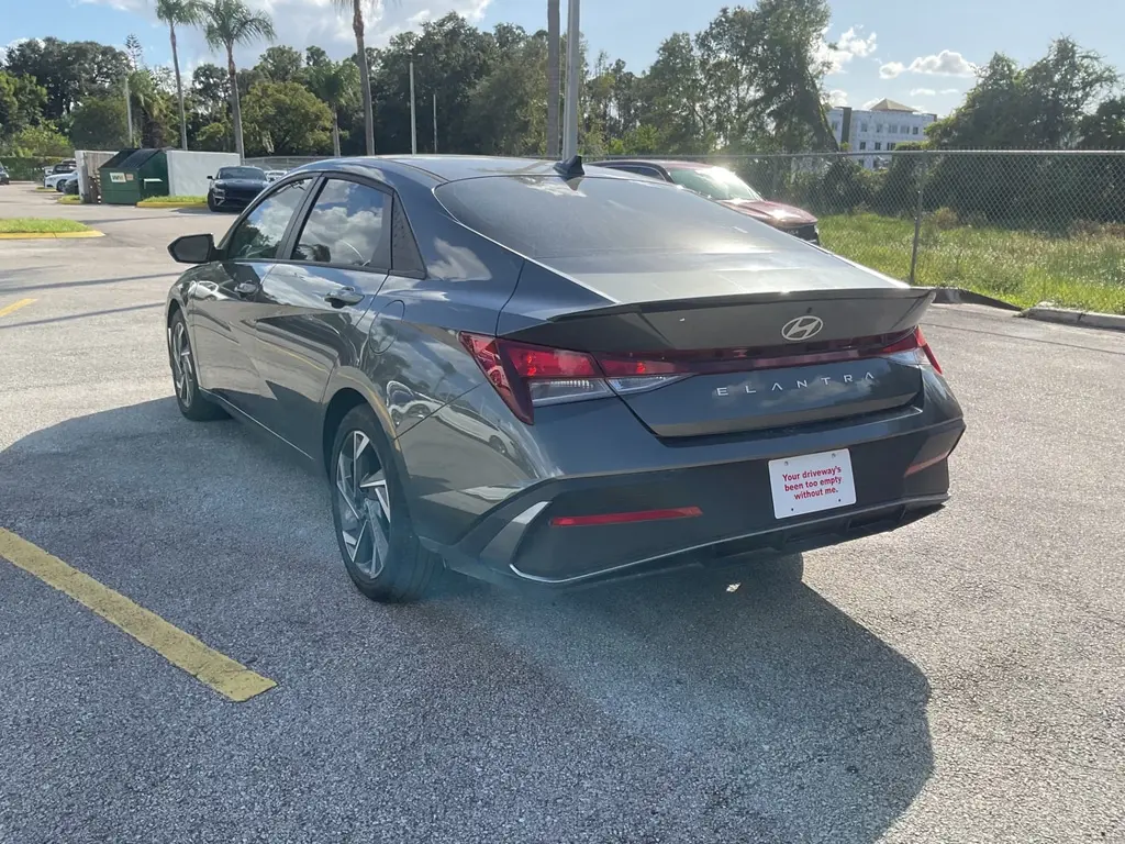 2025 HYUNDAI ELANTRA SEL SPORT photo 3