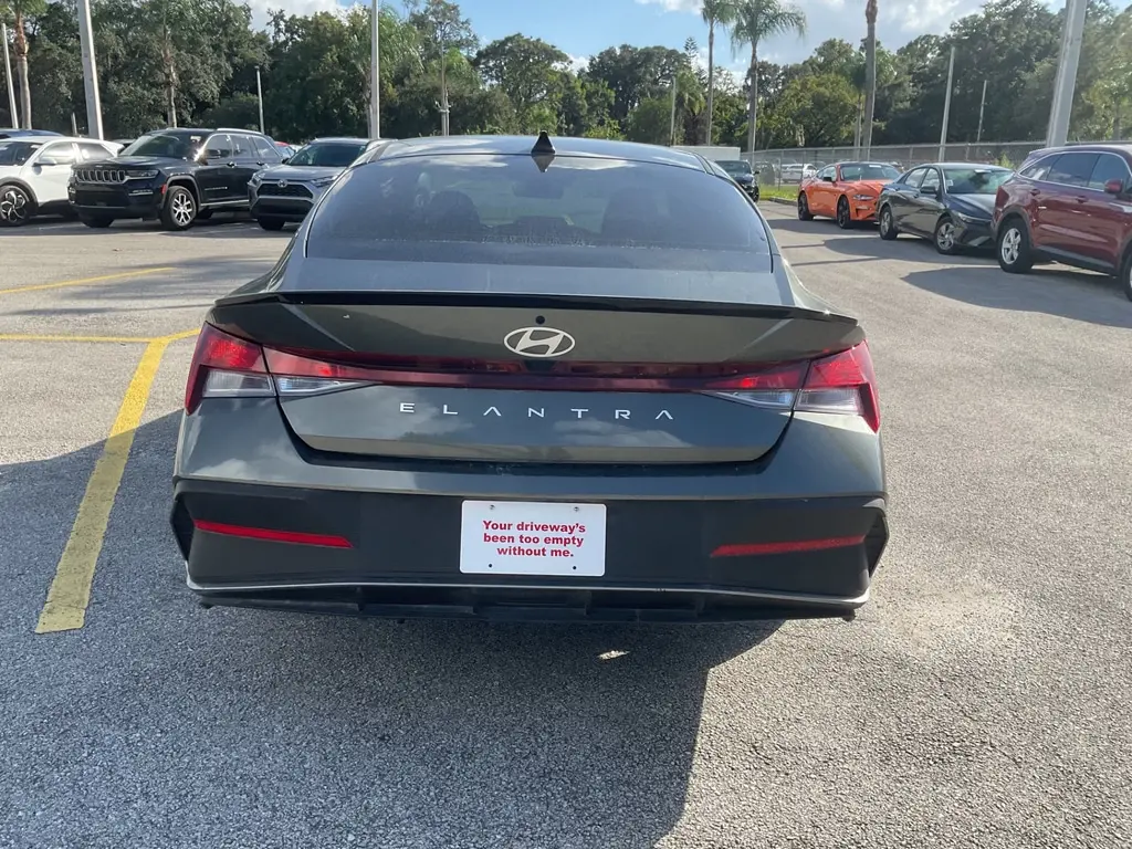 2025 HYUNDAI ELANTRA SEL SPORT photo 4