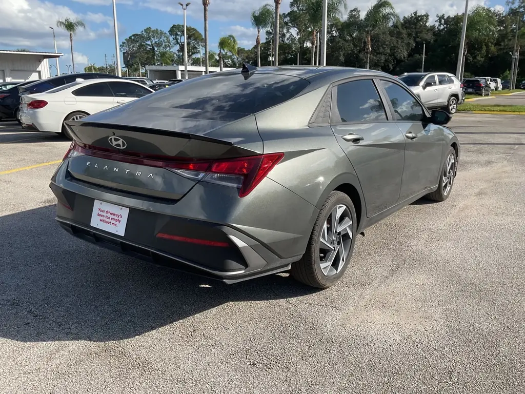 2025 HYUNDAI ELANTRA SEL SPORT photo 10