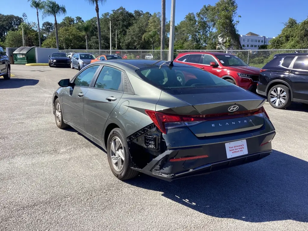2025 HYUNDAI ELANTRA SE photo 3