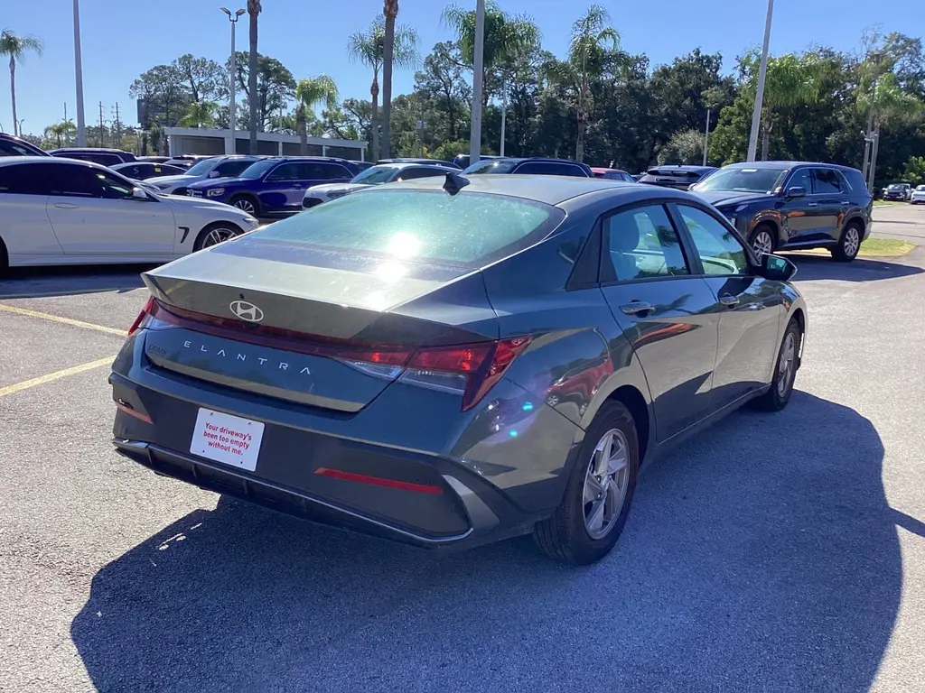 2025 HYUNDAI ELANTRA SE photo 5