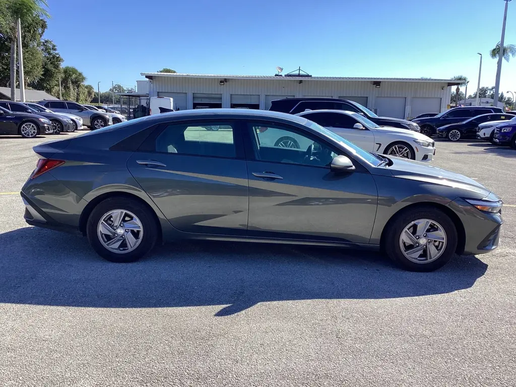 2025 HYUNDAI ELANTRA SE photo 6